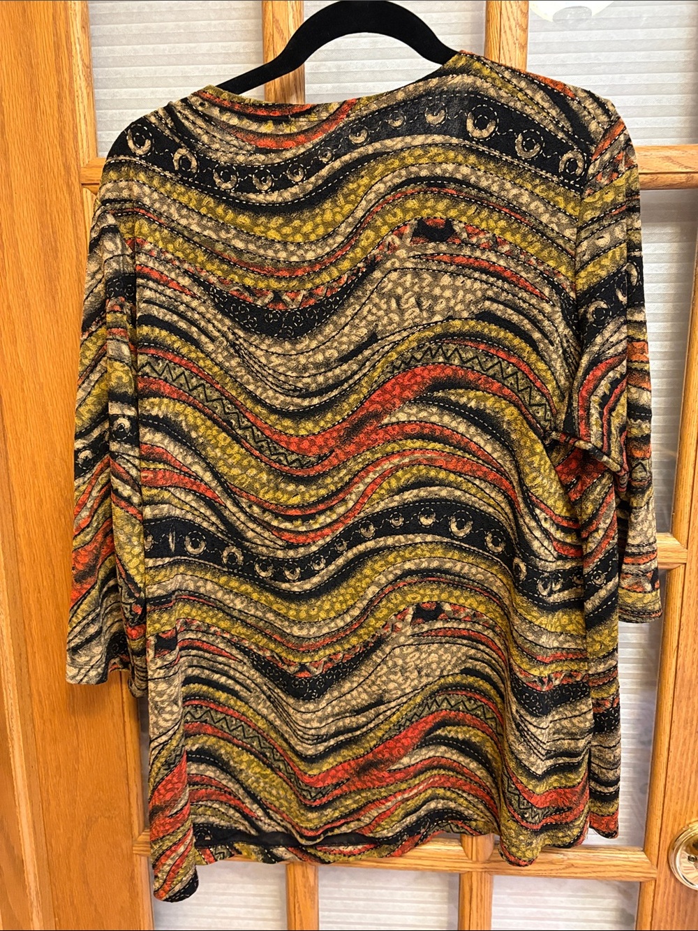 Women’s Wave-Pattern 3/4 sleeves Top w gold accents - Picture 4 of 4